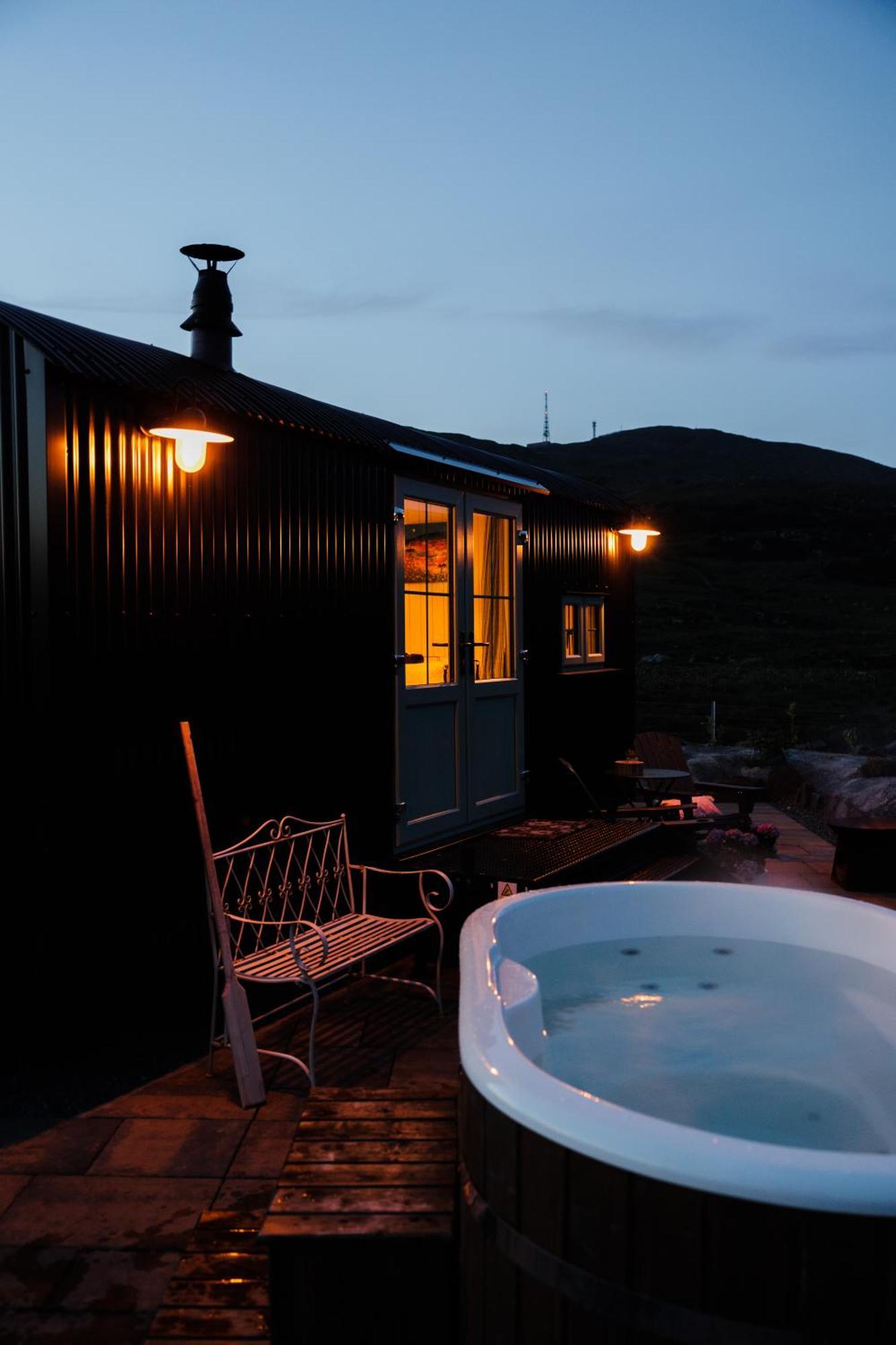 Black Hut At Slieve Croob Glamping Ballyward Exterior foto